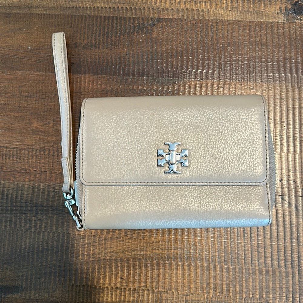 Tory Burch Wallet Wristlet| Pebbled Grey Leather | Twist Flap Closure Iconic TB